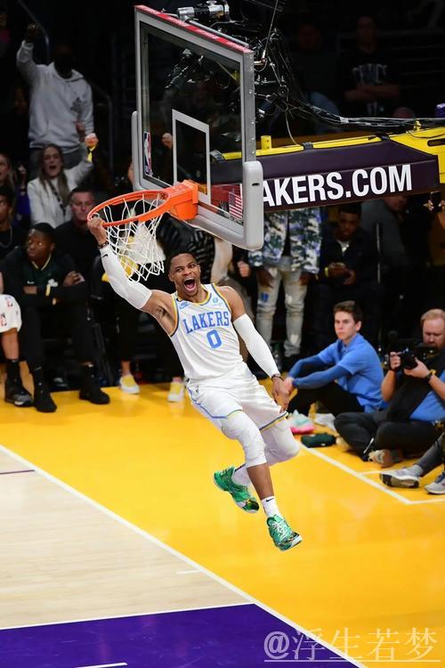 威少快攻抢断暴扣 挂筐被吹技犯仍激情怒吼